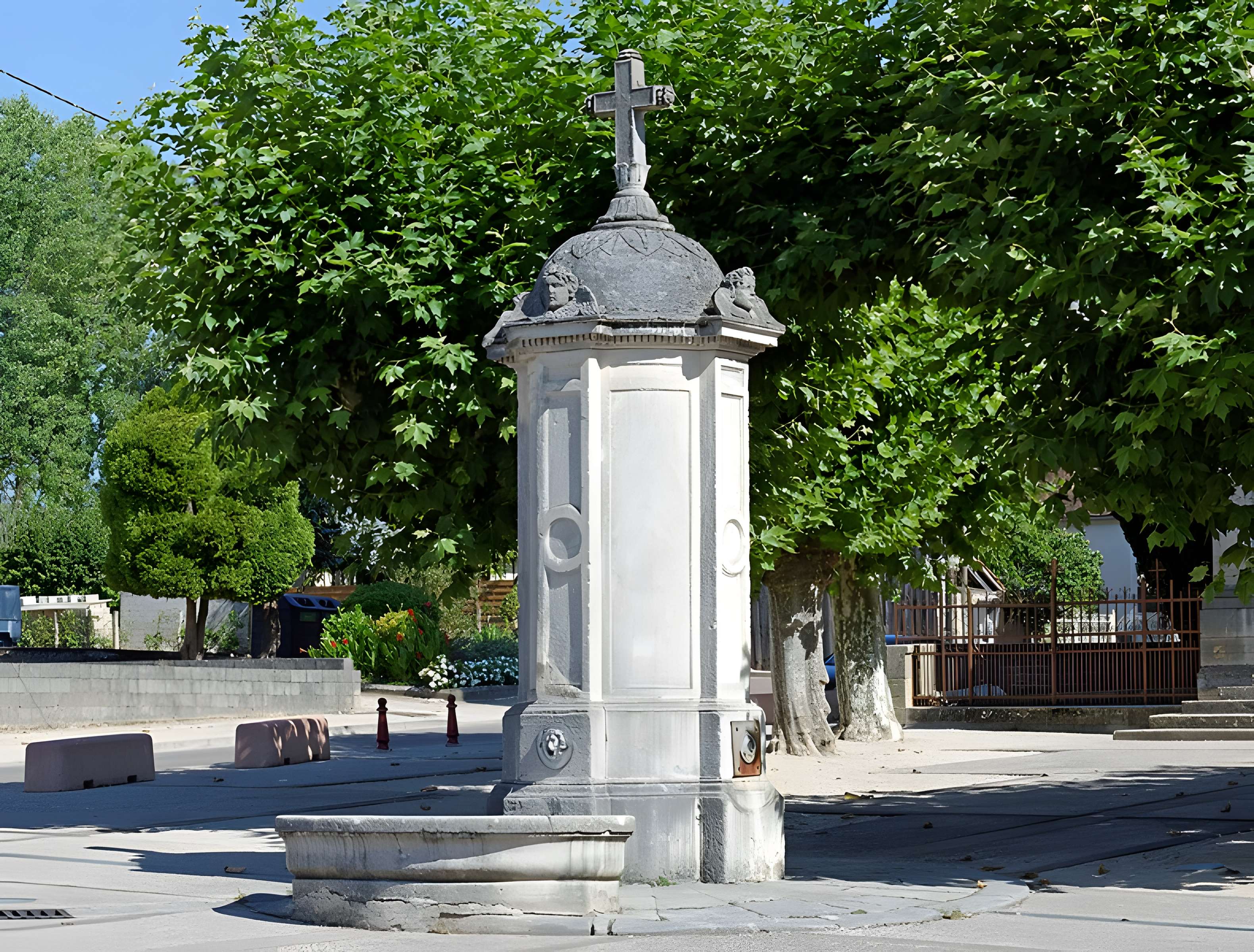 Fontaine et son bassin