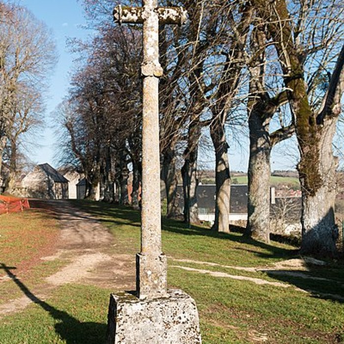 Photo de Croix moderne élevée à lune des extrémités de la promenade sud des remparts