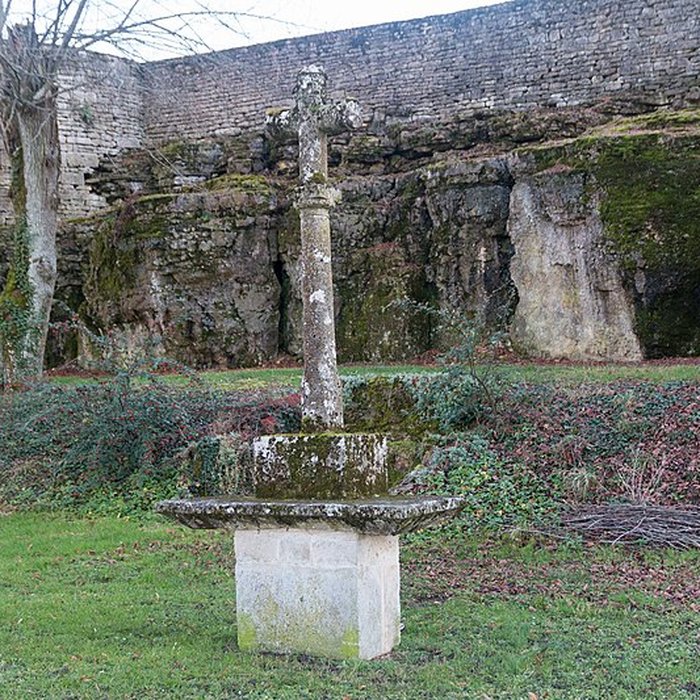 Photo de Croix moderne élevée à lune des extrémités de la promenade sud des remparts