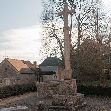 Croix moderne élevée à lune des extrémités de la promenade sud des remparts