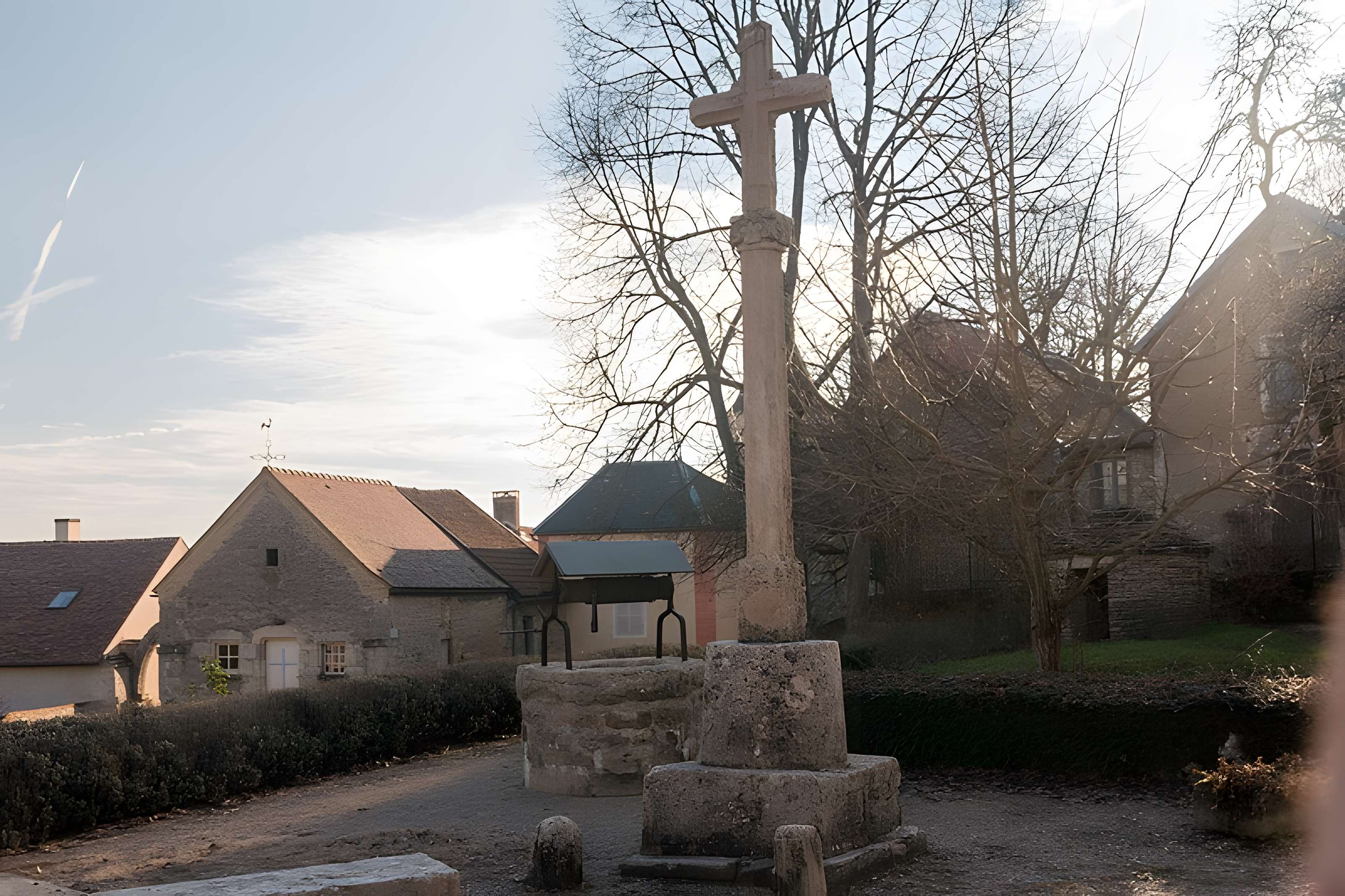 Croix moderne élevée à l'une des extrémités de la promenade sud des remparts
