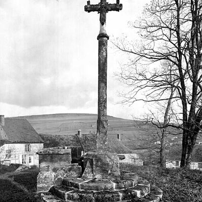 Photo de Croix en pierre et chaire avec autel