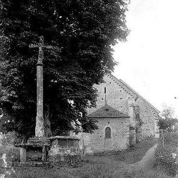 Croix en pierre et chaire avec autel