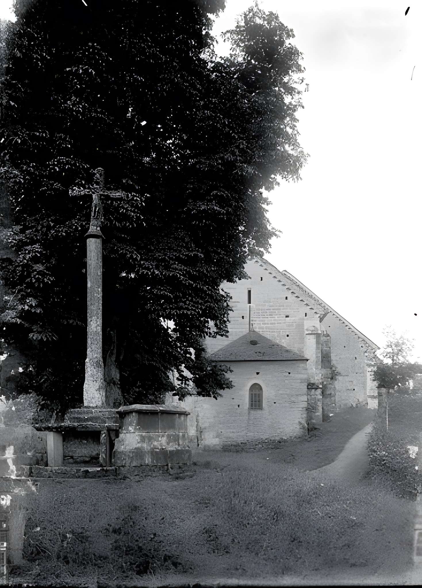 Croix en pierre et chaire avec autel