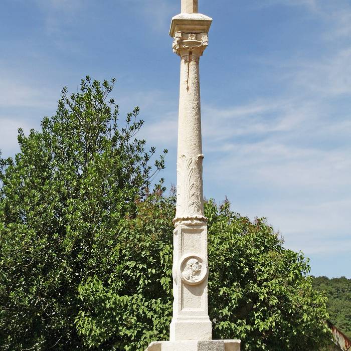 Photo de Table de pierre et socle de croix