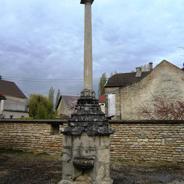 Photo de Table de pierre et socle de croix
