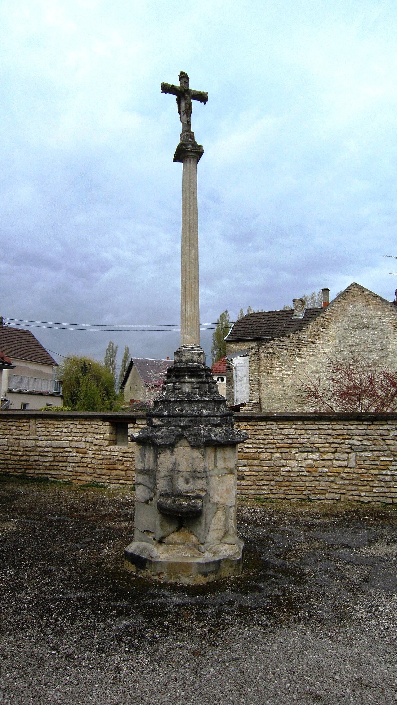 Table de pierre et socle de croix