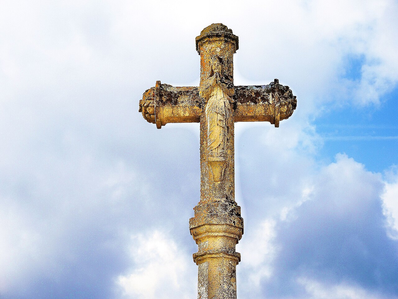 Table de pierre et socle de croix