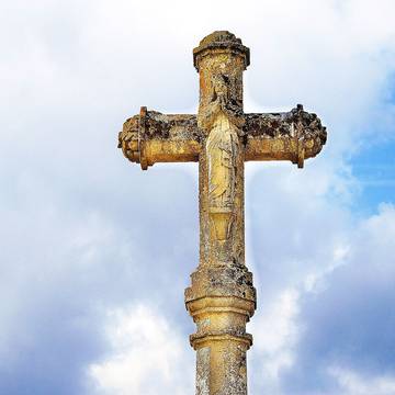 Table de pierre et socle de croix