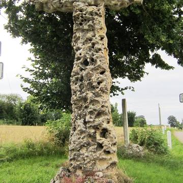 Table de pierre et socle de croix