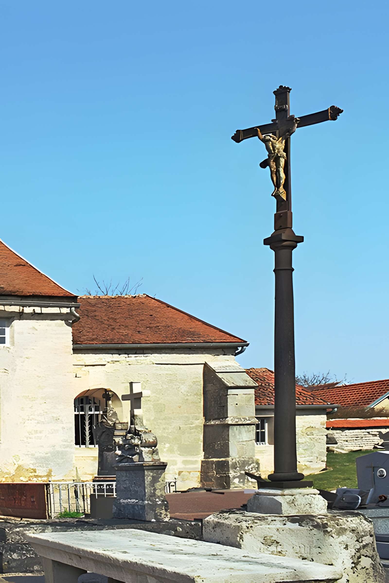 Table de pierre et socle de croix