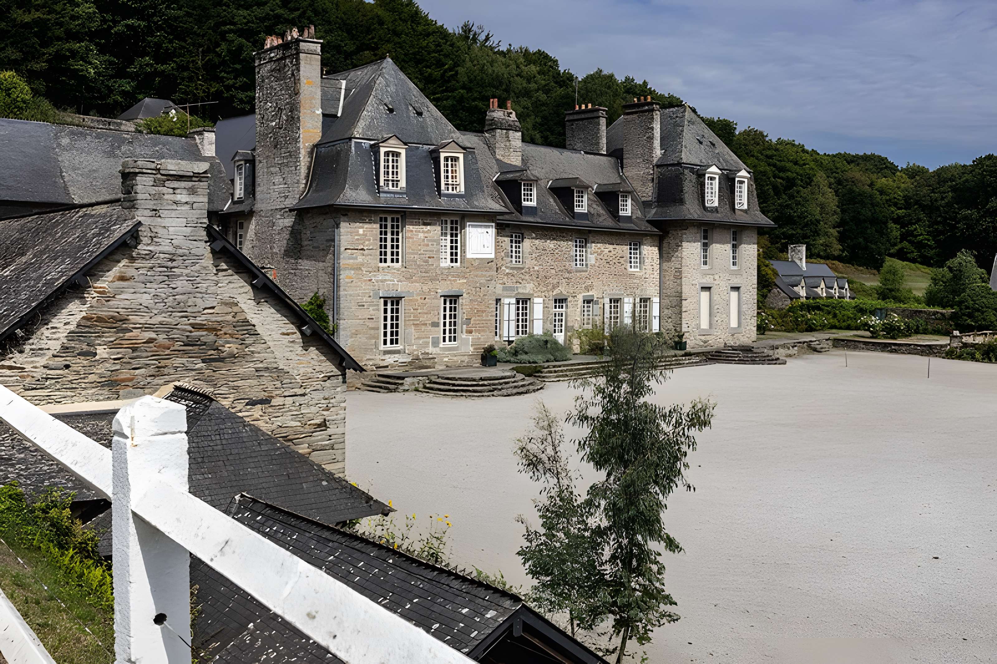 Anciennes forges des Salles (également sur commune de Sainte-Brigitte, dans le Morbihan)