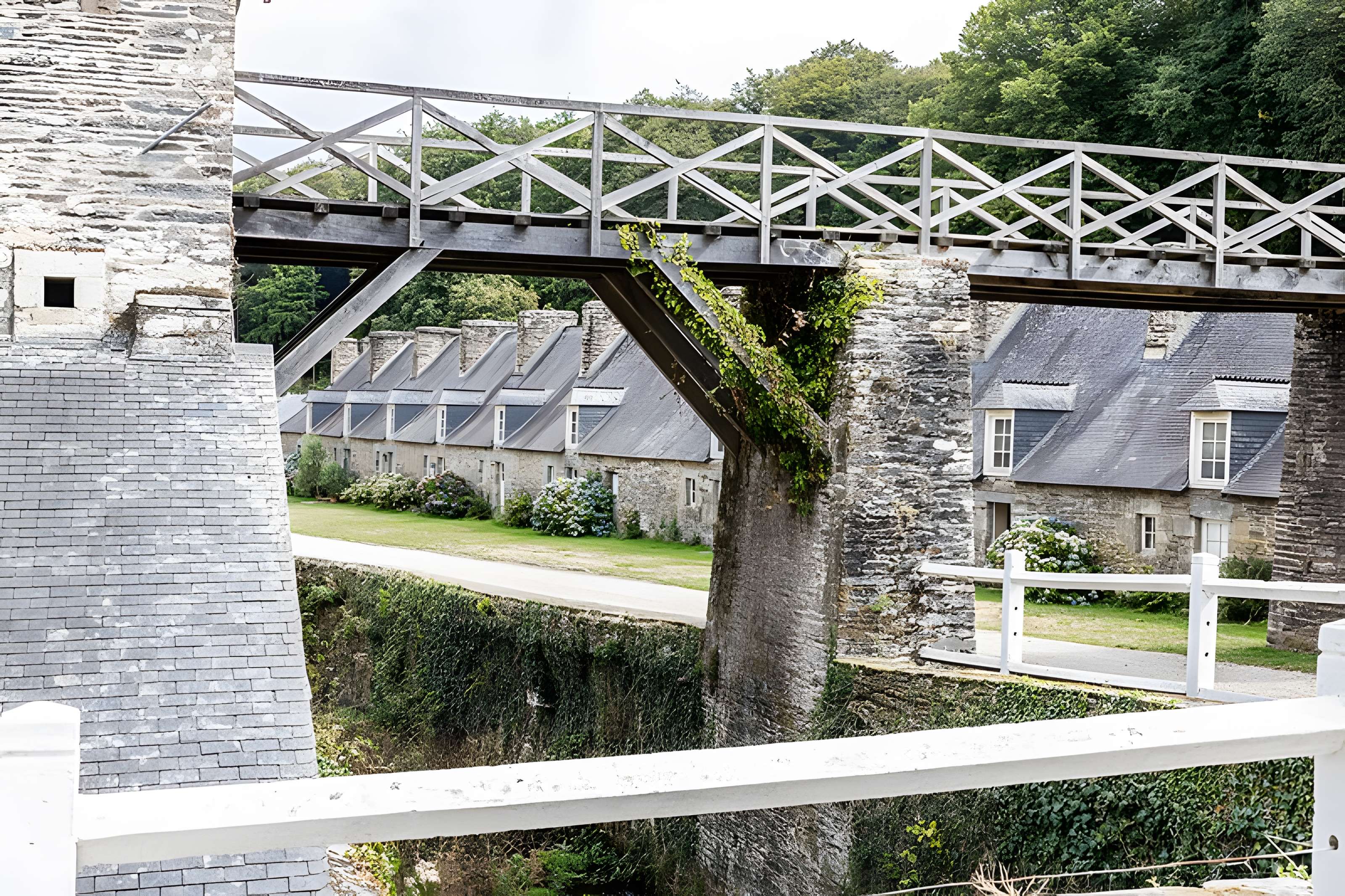 Anciennes forges des Salles (également sur commune de Sainte-Brigitte, dans le Morbihan)