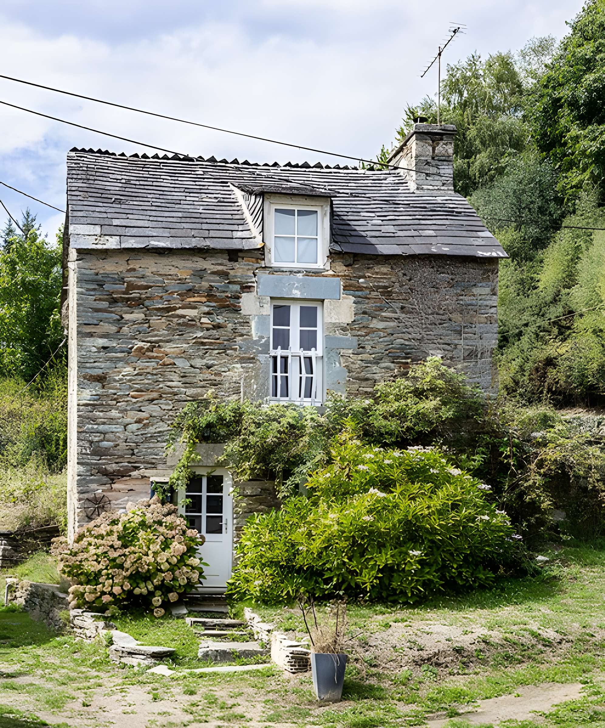 Anciennes forges des Salles (également sur commune de Sainte-Brigitte, dans le Morbihan)