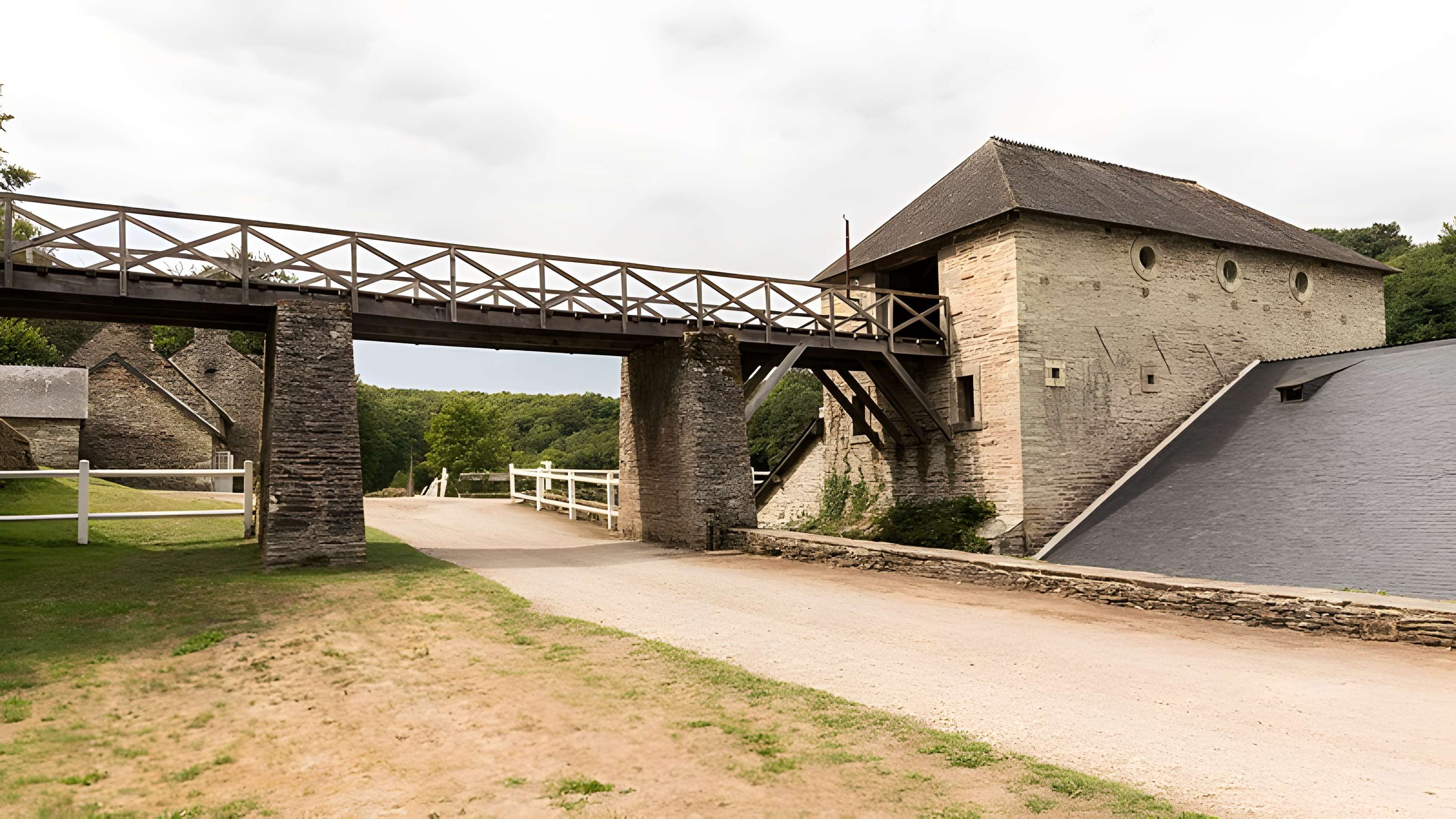 Anciennes forges des Salles (également sur commune de Sainte-Brigitte, dans le Morbihan)