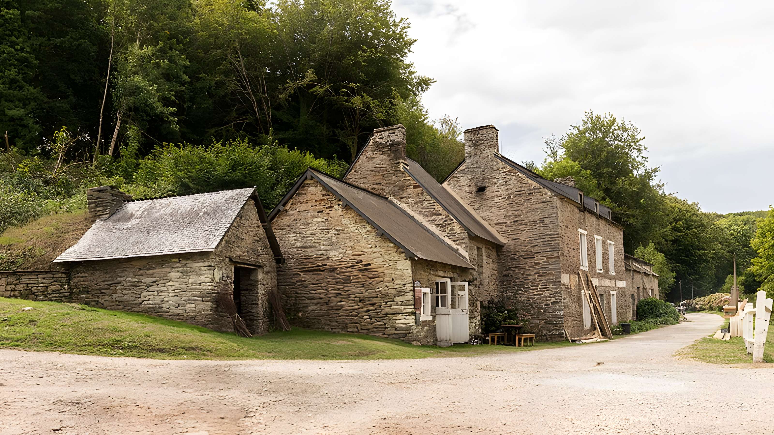 Anciennes forges des Salles (également sur commune de Sainte-Brigitte, dans le Morbihan)