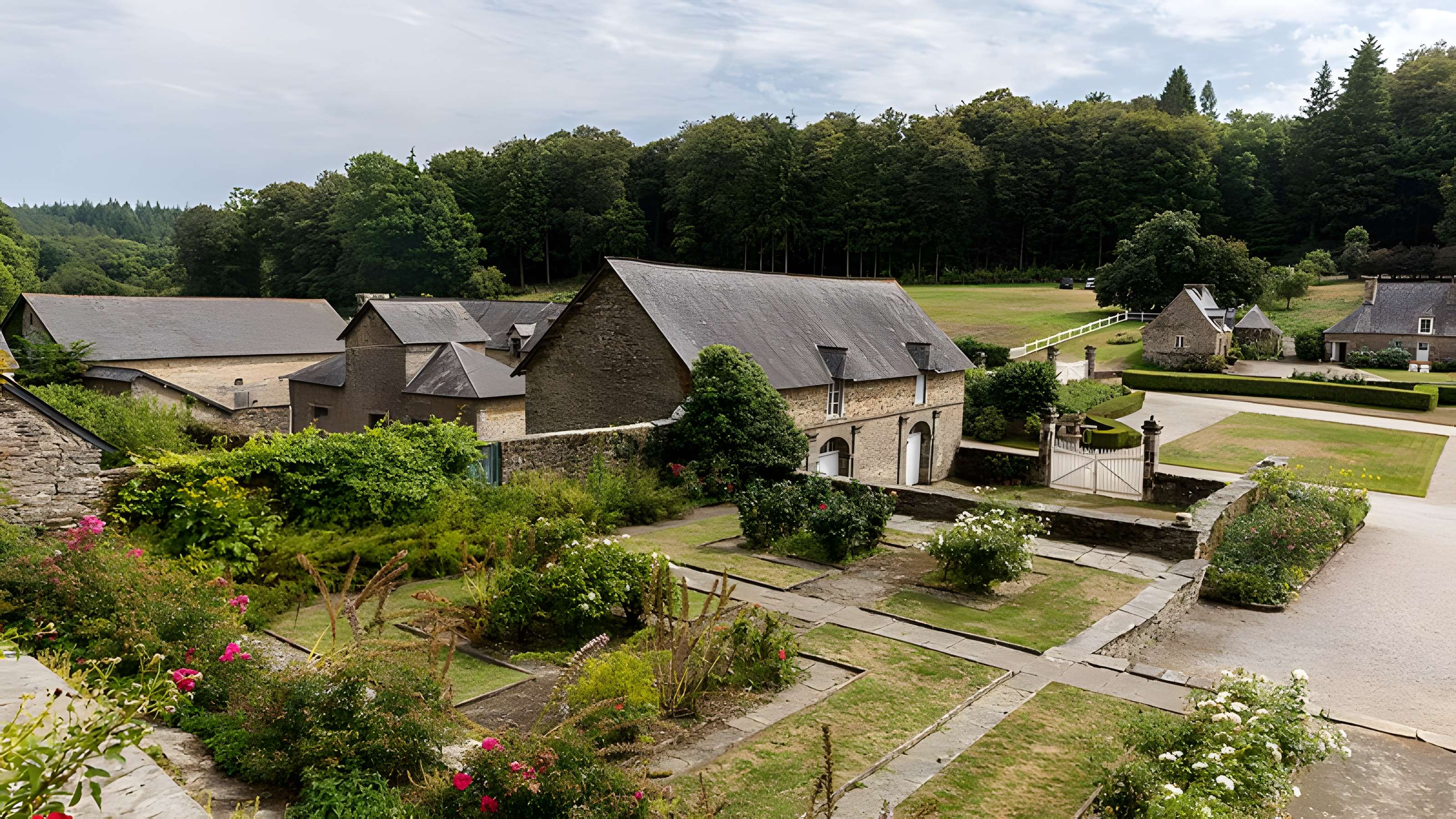 Anciennes forges des Salles (également sur commune de Sainte-Brigitte, dans le Morbihan)