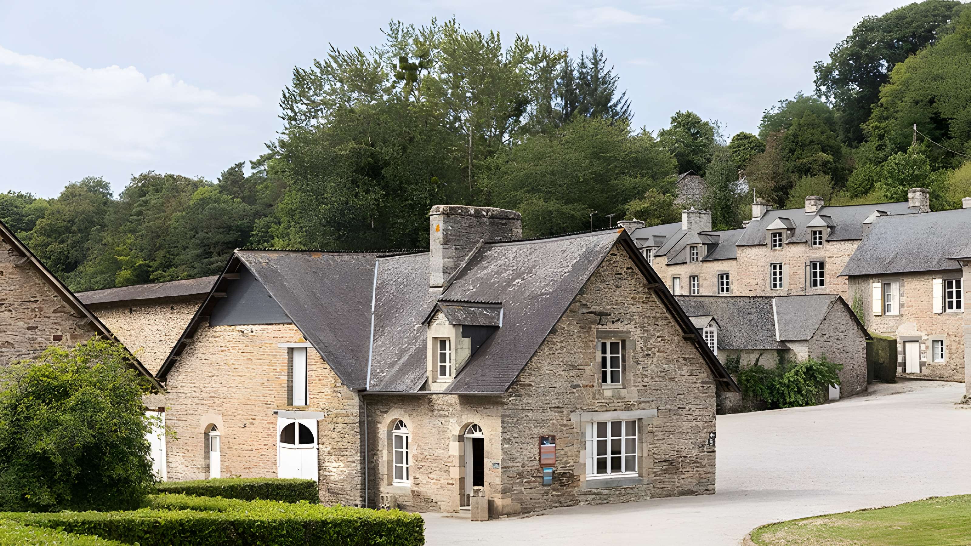 Anciennes forges des Salles (également sur commune de Sainte-Brigitte, dans le Morbihan)