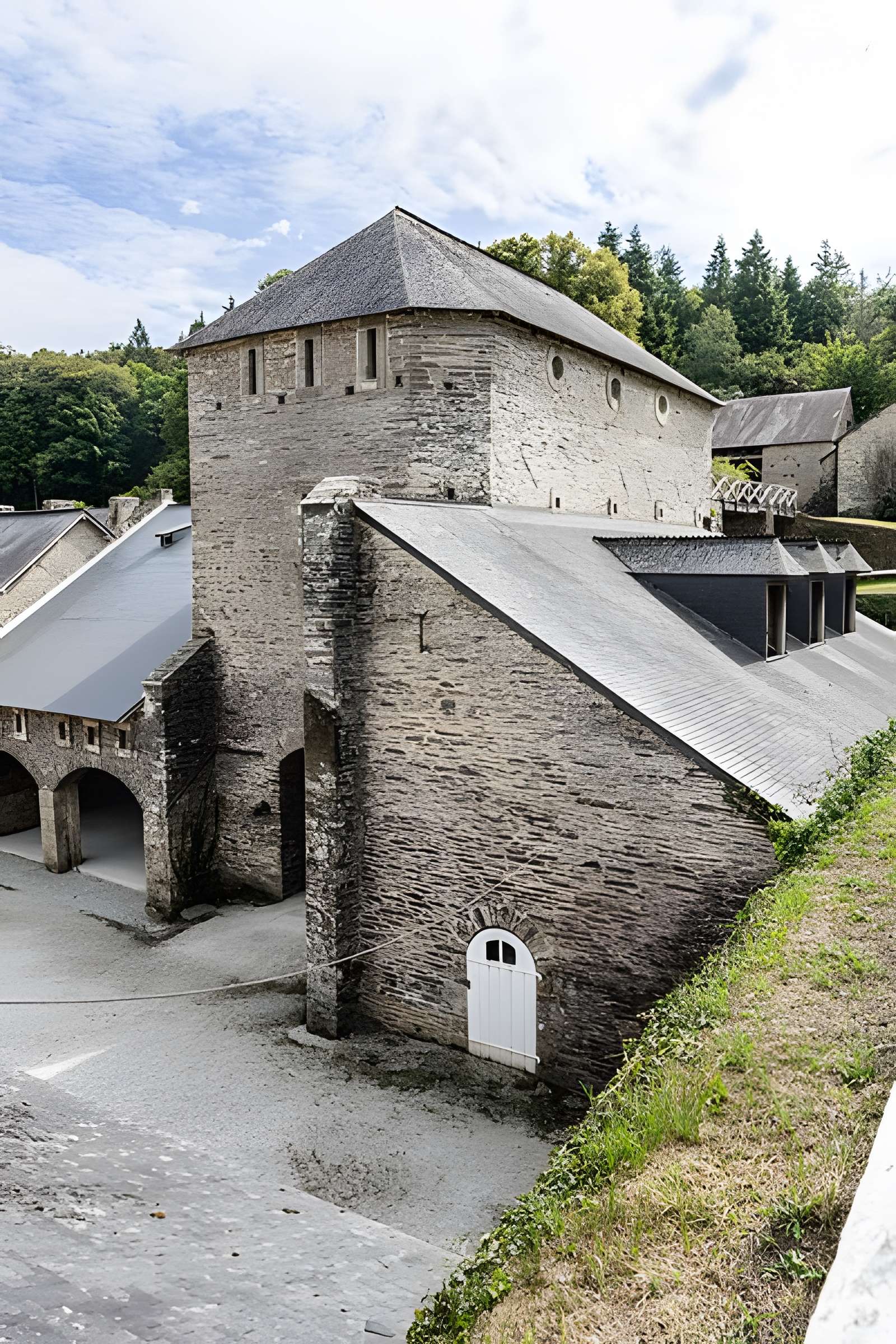 Anciennes forges des Salles (également sur commune de Sainte-Brigitte, dans le Morbihan)