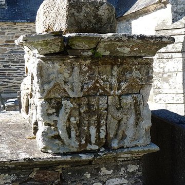 Calvaire de Rosquelfen, situé dans le cimetière de la chapelle de Rosquelfen