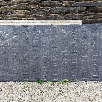 Calvaire de Rosquelfen, situé dans le cimetière de la chapelle de Rosquelfen