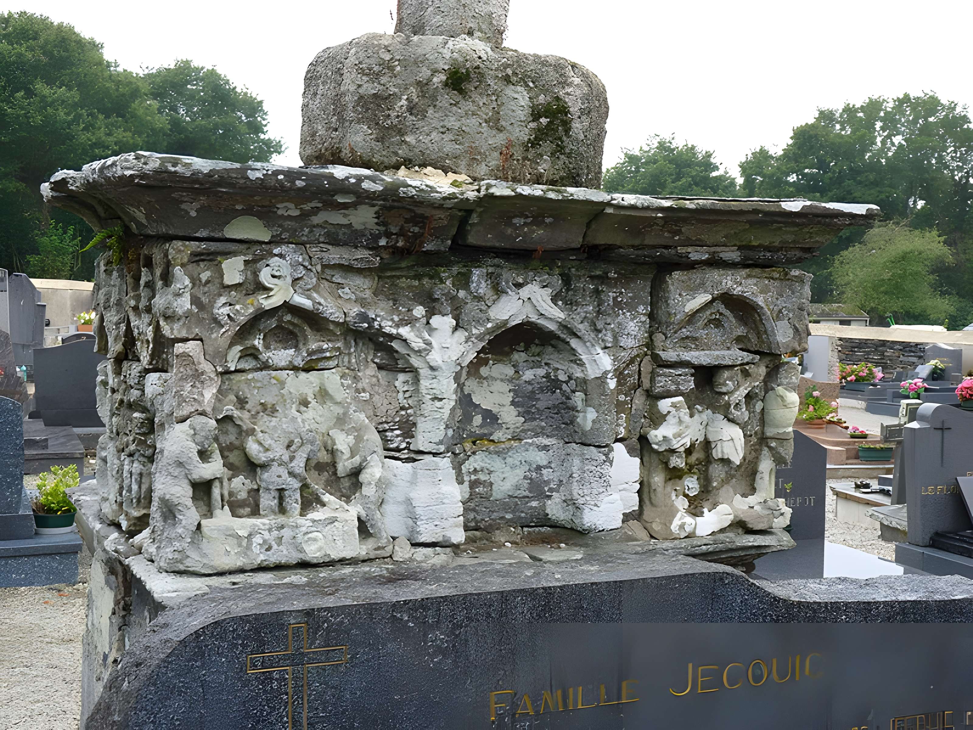 Calvaire de Rosquelfen, situé dans le cimetière de la chapelle de Rosquelfen