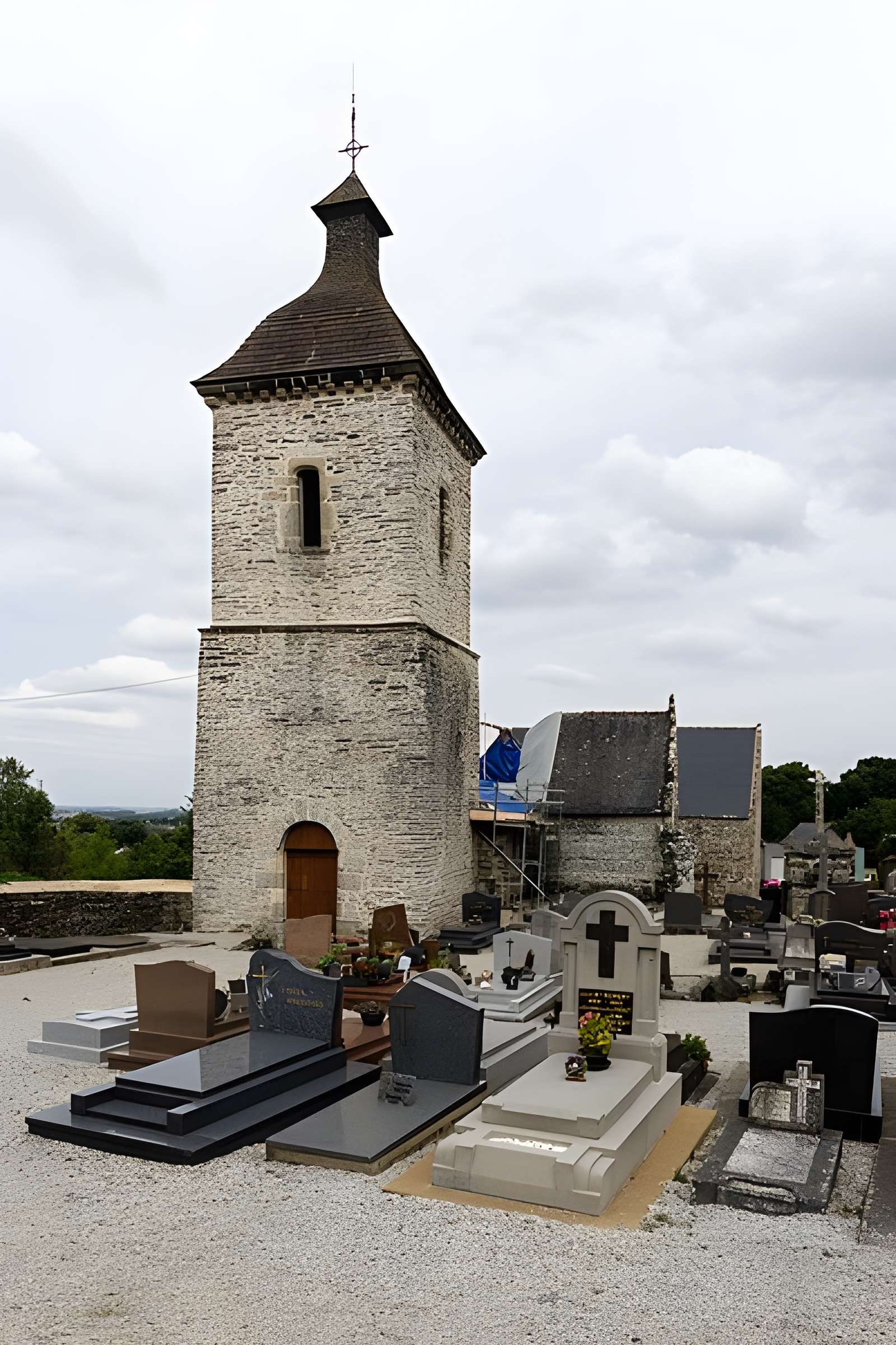 Calvaire de Rosquelfen, situé dans le cimetière de la chapelle de Rosquelfen