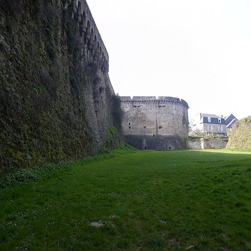 Remparts, tours et portes de la ville