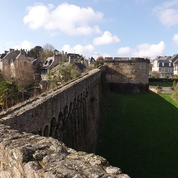 Remparts, tours et portes de la ville