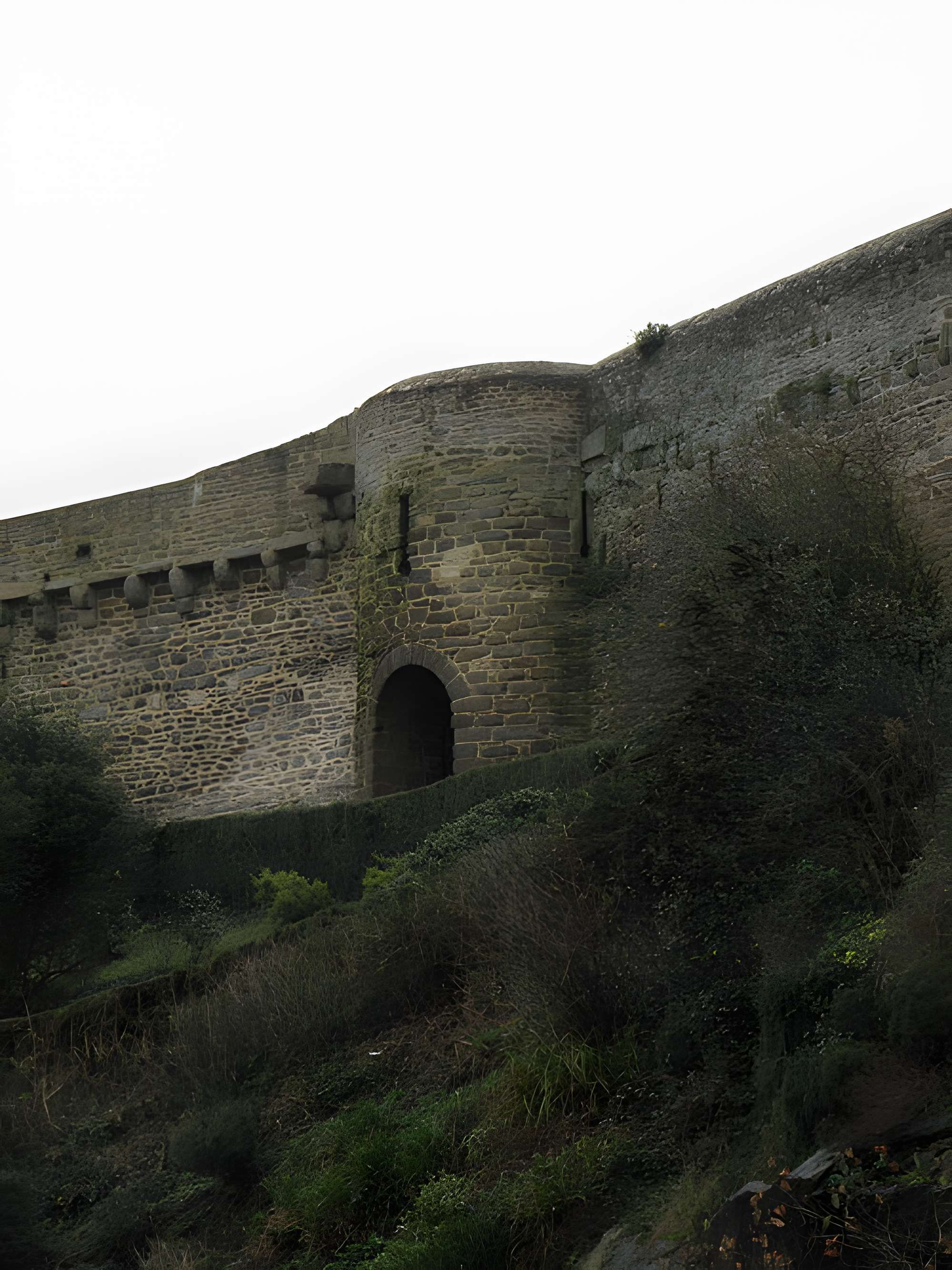 Remparts, tours et portes de la ville