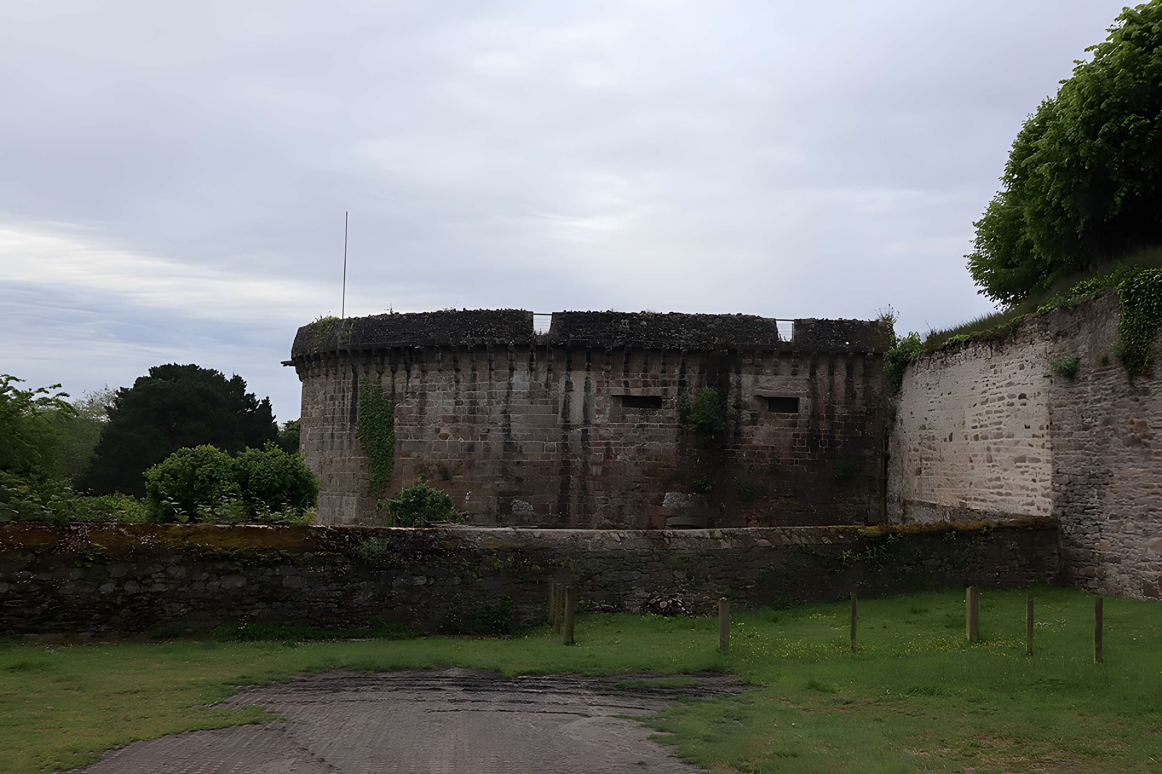 Remparts, tours et portes de la ville