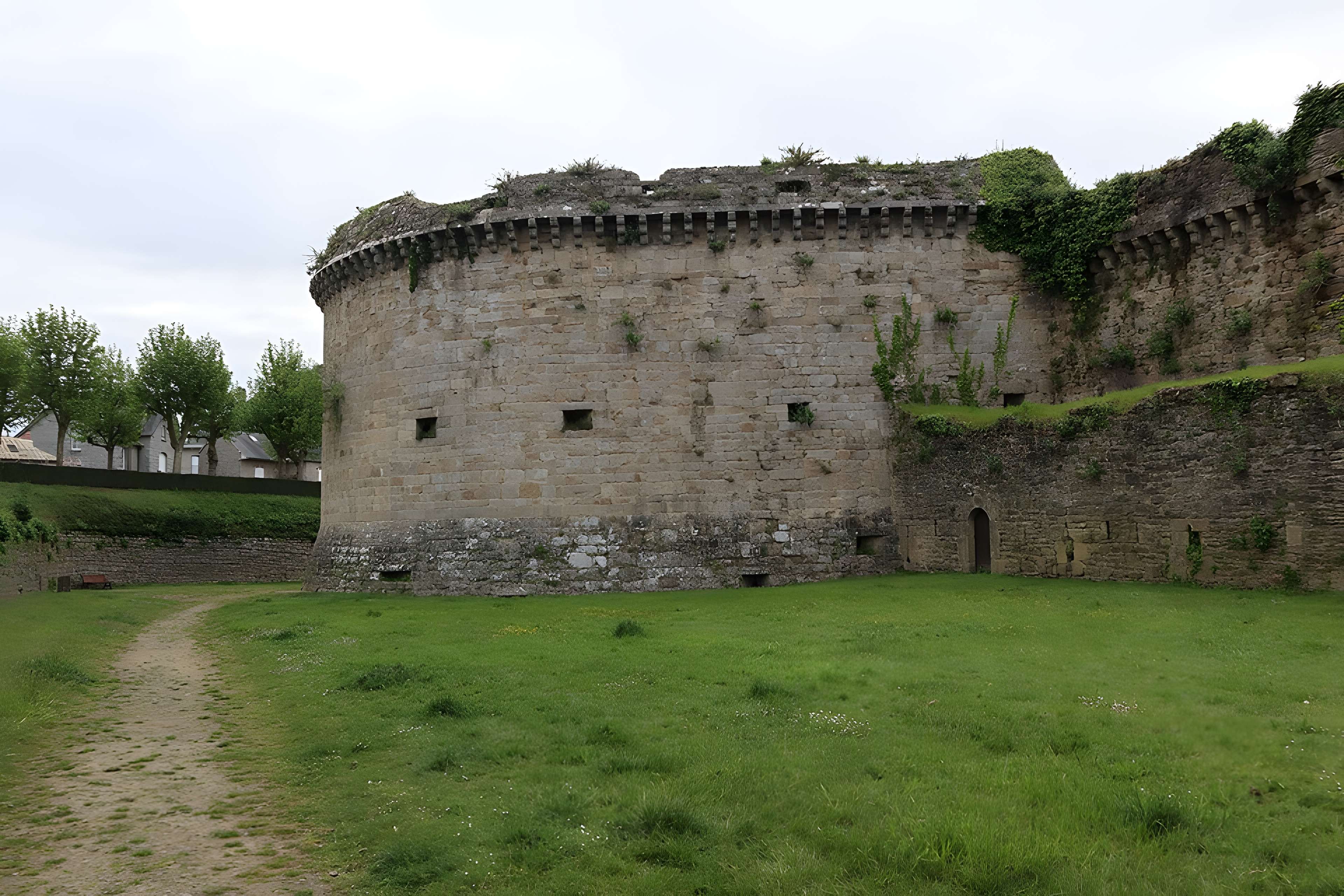Remparts, tours et portes de la ville