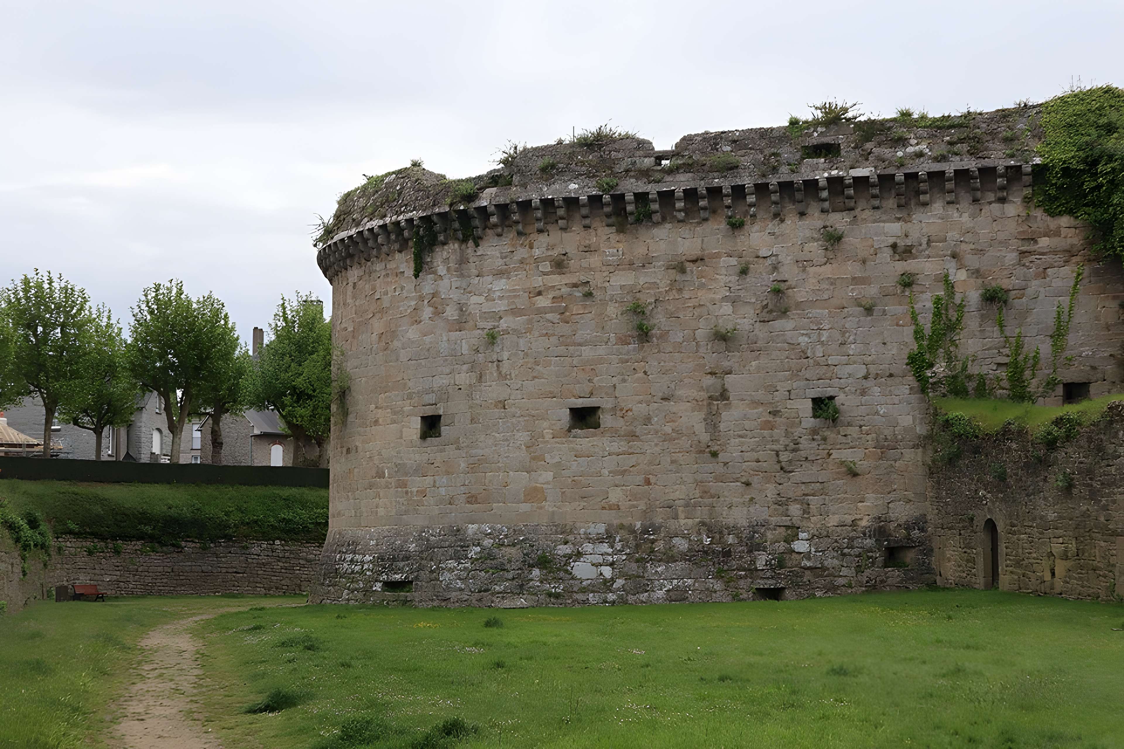 Remparts, tours et portes de la ville