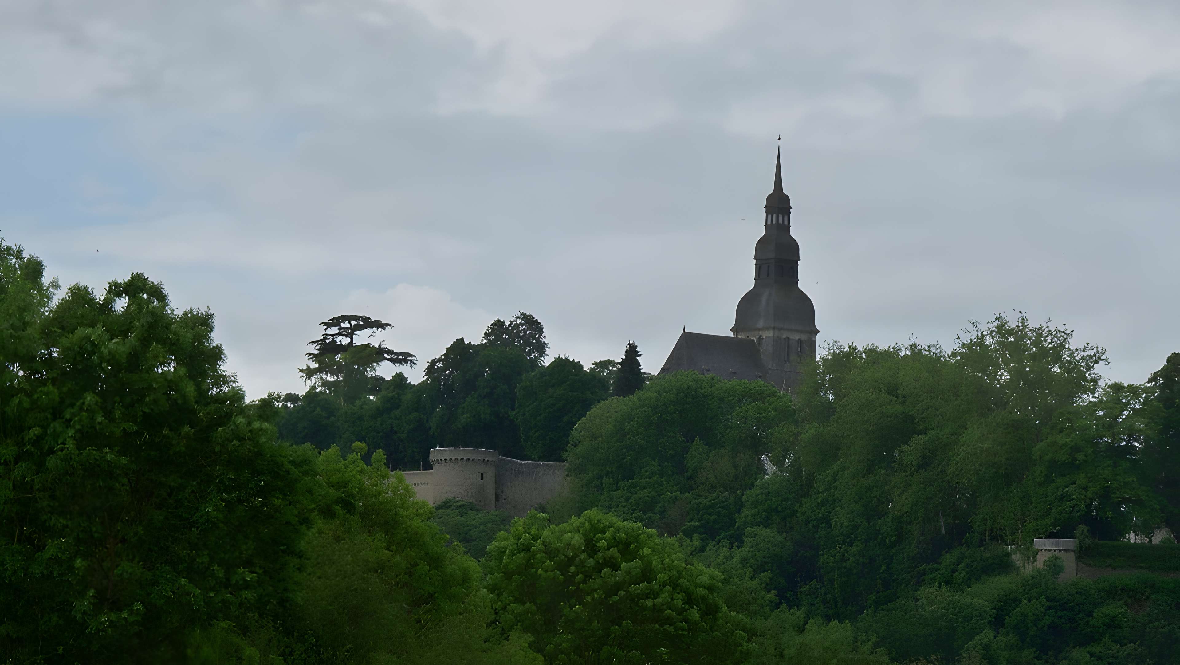 Remparts, tours et portes de la ville