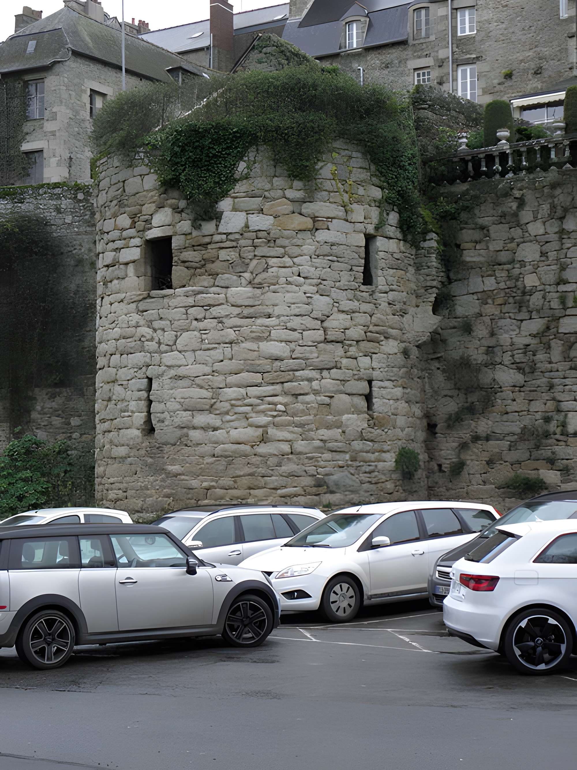 Remparts, tours et portes de la ville