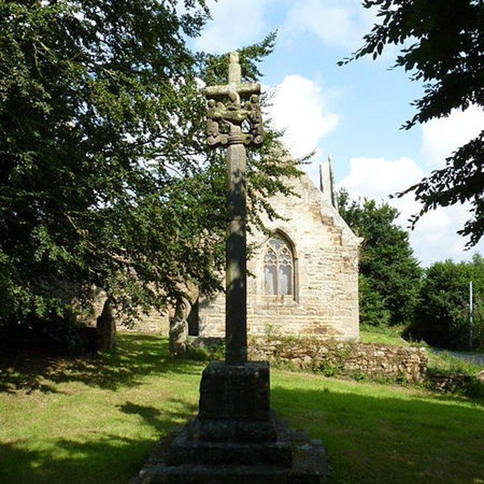 Photo de Croix du XVIIe siècle située devant la chapelle de Langoërat