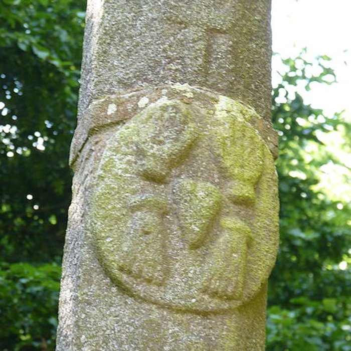 Photo de Croix du XVIIe siècle située devant la chapelle de Langoërat