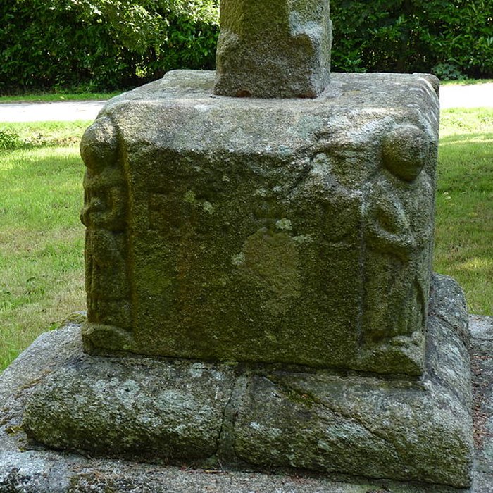 Photo de Croix du XVIIe siècle située devant la chapelle de Langoërat