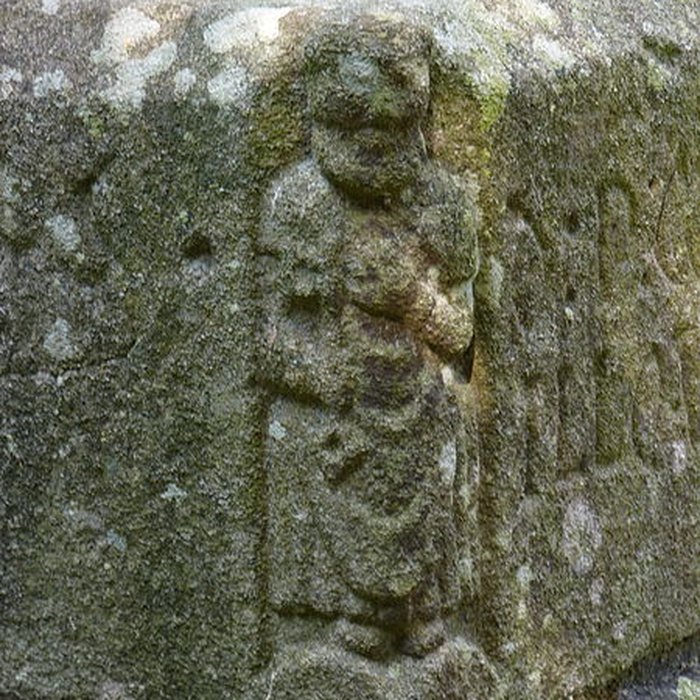 Photo de Croix du XVIIe siècle située devant la chapelle de Langoërat