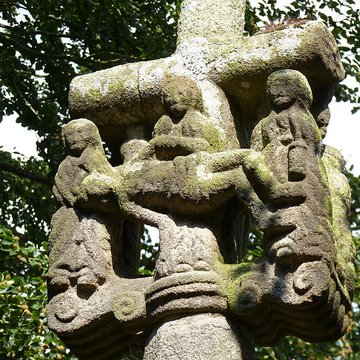 Croix du XVIIe siècle située devant la chapelle de Langoërat