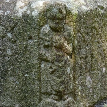 Croix du XVIIe siècle située devant la chapelle de Langoërat