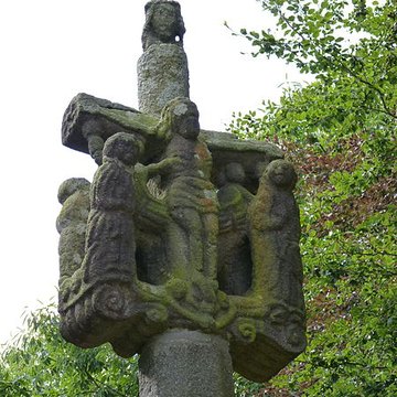 Croix du XVIIe siècle située devant la chapelle de Langoërat