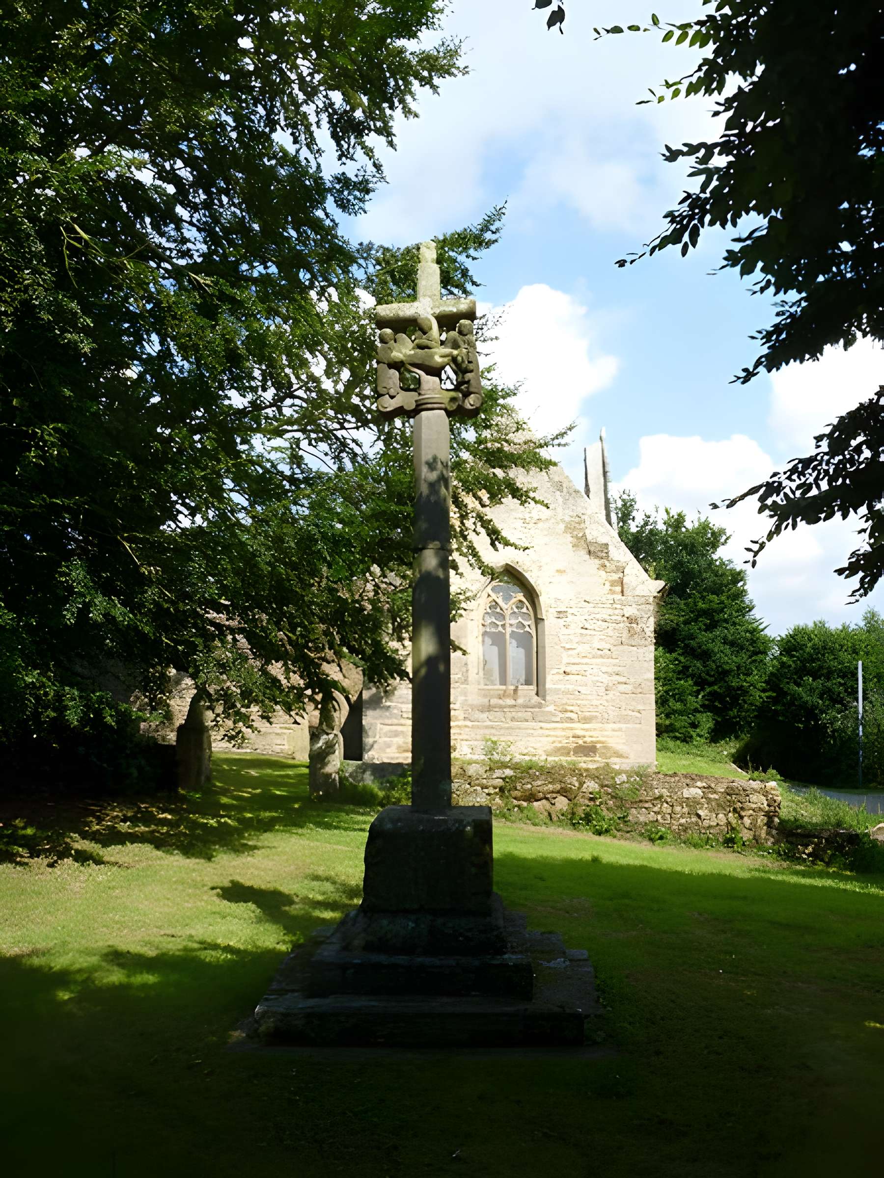 Croix du XVIIe siècle située devant la chapelle de Langoërat