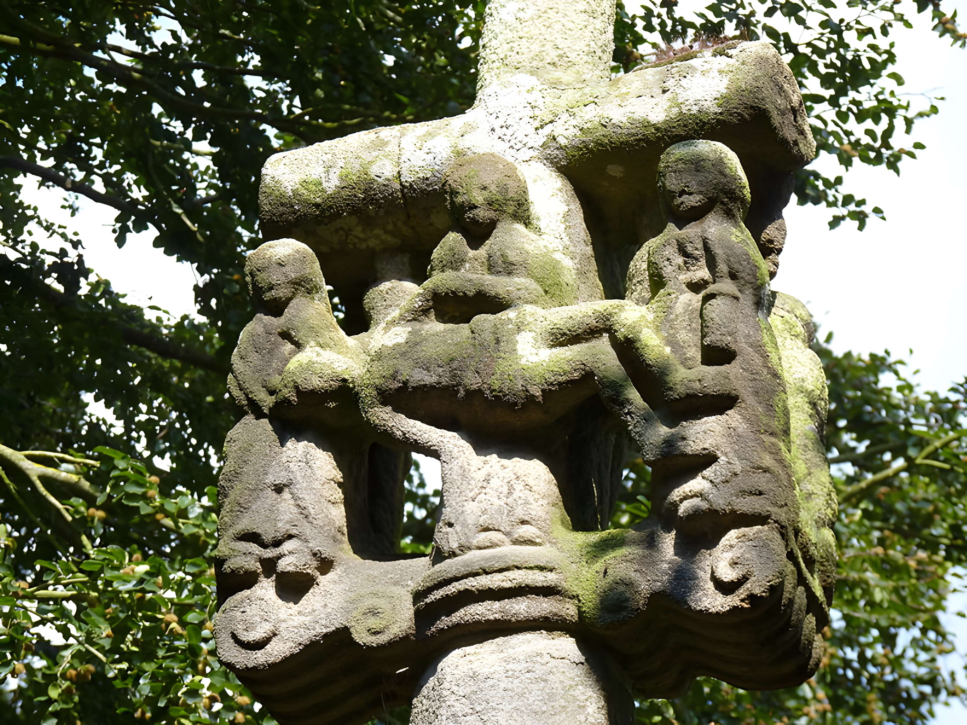 Croix du XVIIe siècle située devant la chapelle de Langoërat