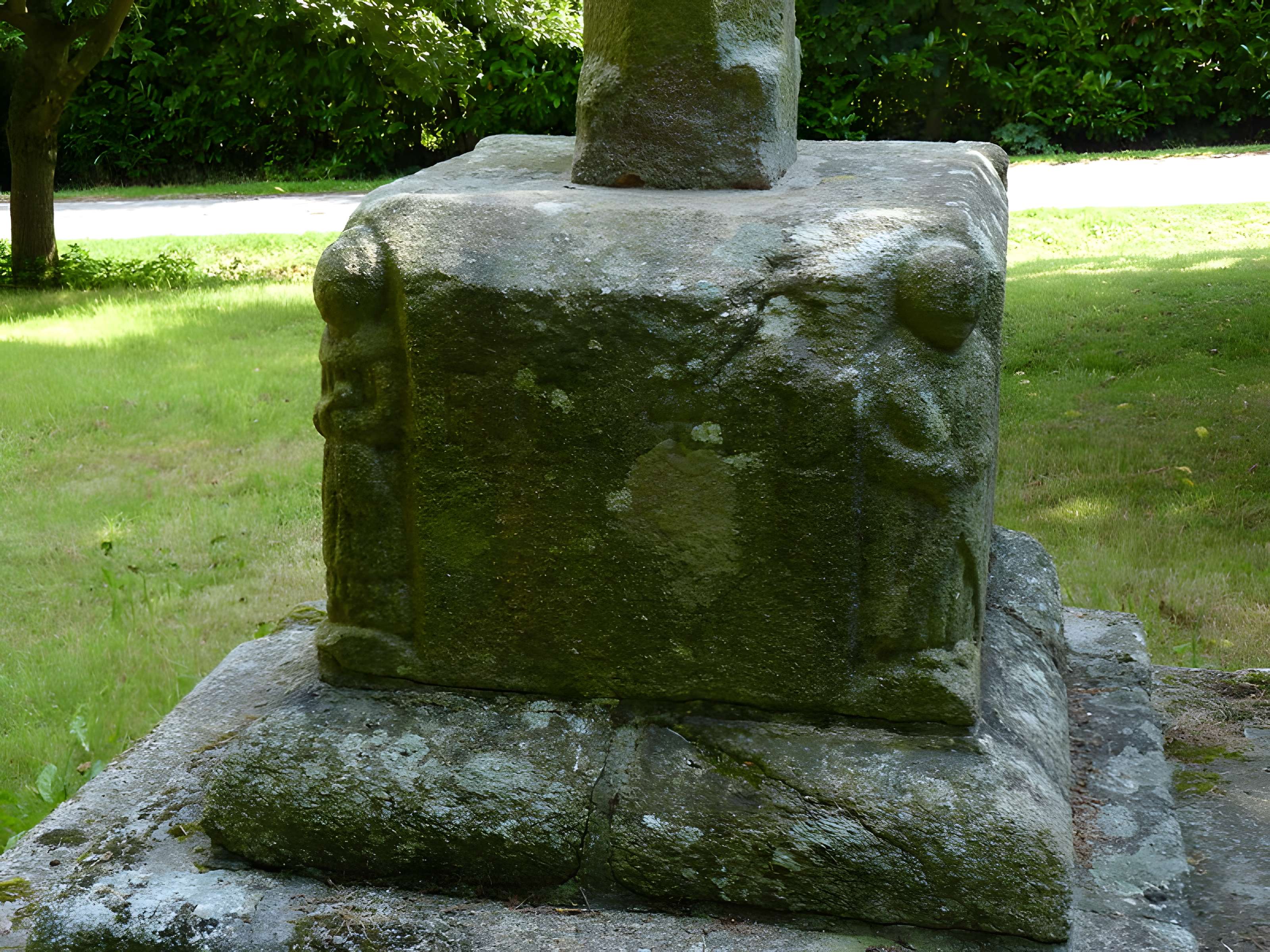 Croix du XVIIe siècle située devant la chapelle de Langoërat