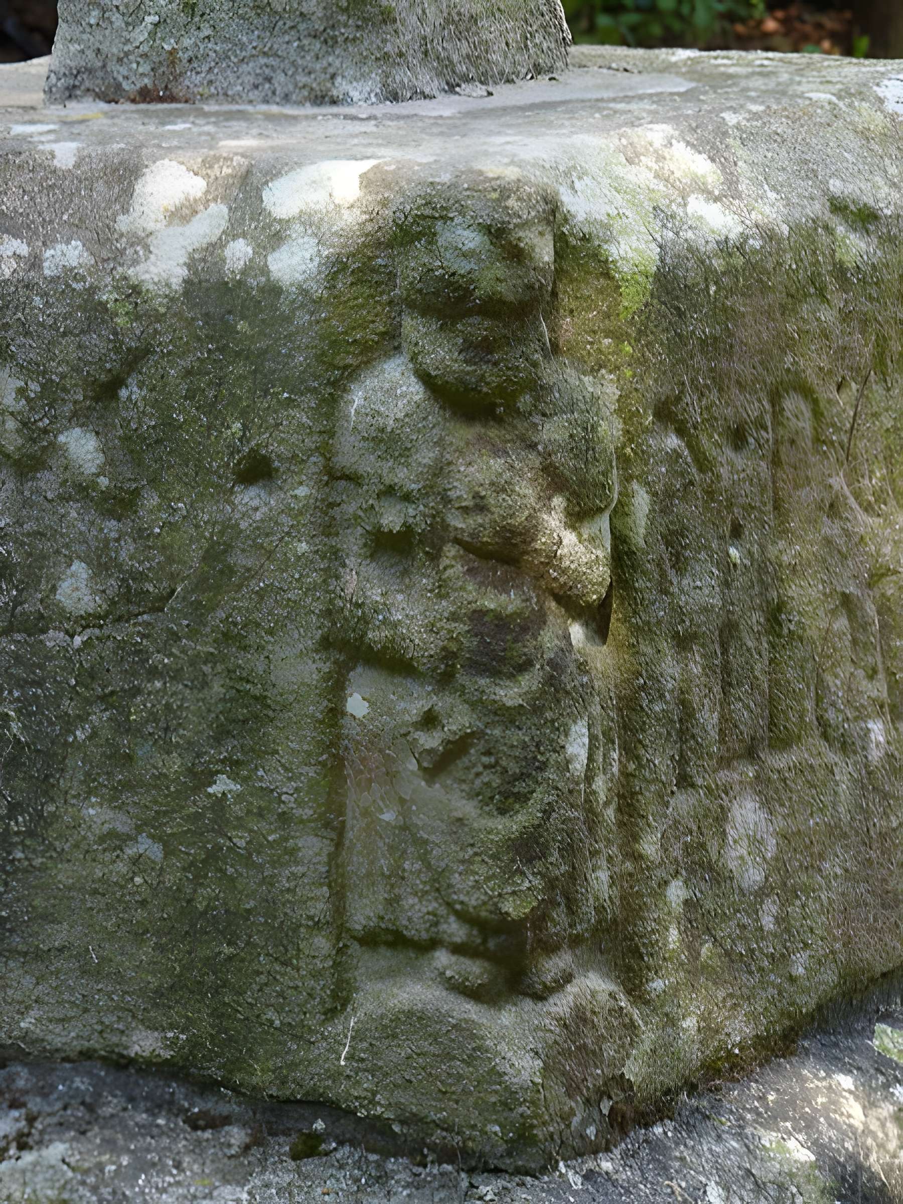 Croix du XVIIe siècle située devant la chapelle de Langoërat