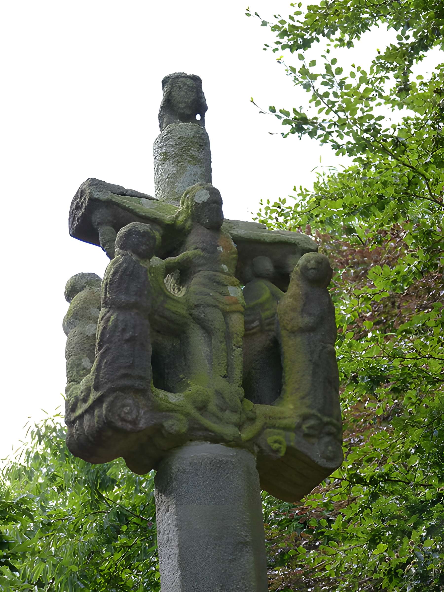 Croix du XVIIe siècle située devant la chapelle de Langoërat
