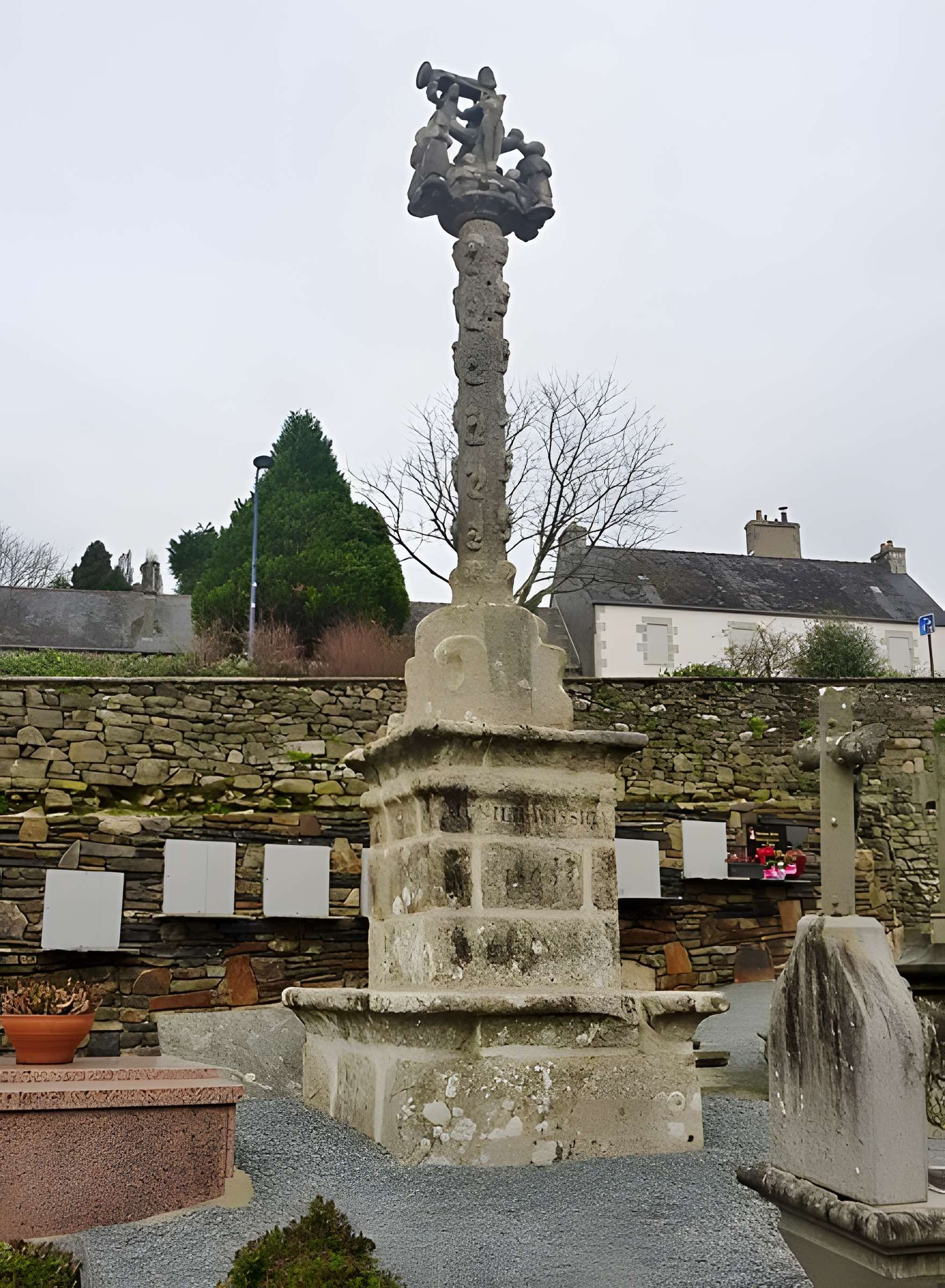 Eglise Saint-Hernin et cimetière