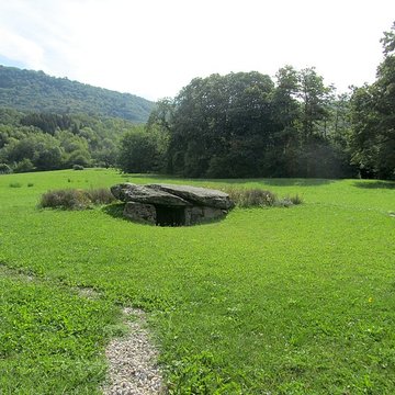 Dolmen dit La Cave ou Chambre aux Fées