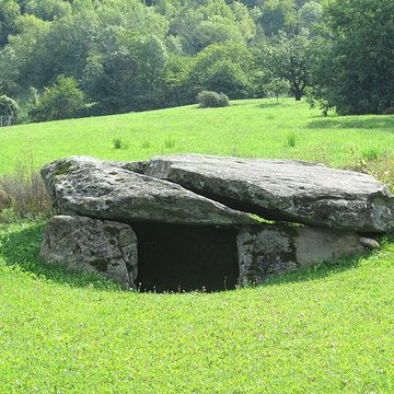Dolmen dit La Cave ou Chambre aux Fées